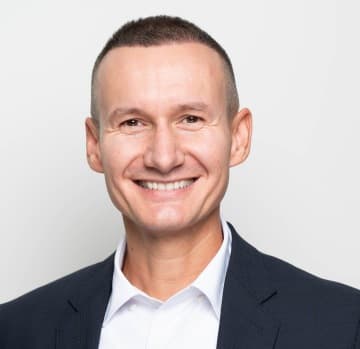 Martin Hlaváč, Claims Settlement Diretor