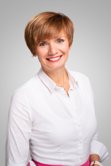 Klára Kodua, M. A. Međunarodni operativni direktor